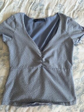 Brandy Melville Dusty Blue Micro-Print V-Neck Ruched Tee/ Gina Top